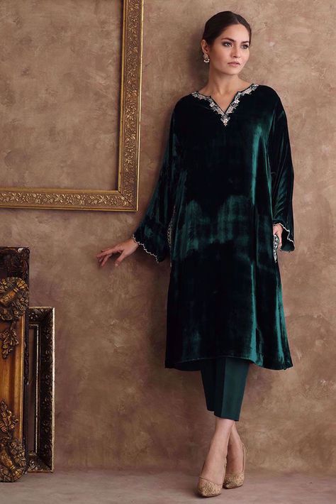 true Velvet Pakistani Dress, Raw Silk Pants, Velvet Suit Design, Velvet Dress Designs, Velvet Clothes, Beautiful Pakistani Dresses, Simple Pakistani Dresses, Designer Dresses Casual, Designer Party Wear Dresses