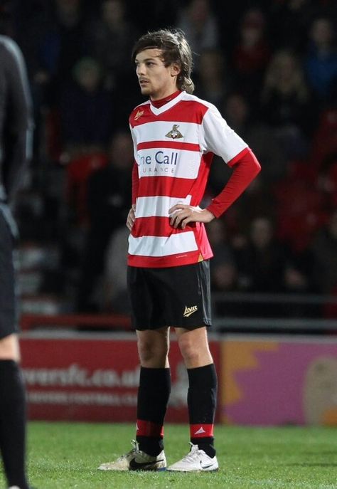 Louis Aesthetic, Doncaster Rovers, Louis (one Direction), Playing Football, Louis Williams, No One Loves Me, Larry Stylinson, So Adorable, Football Soccer