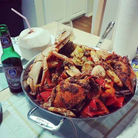 Copycat Hot N Juicy Boil~ Let’s get your hands dirty!!! – Mon's Tasty Life 愛吃鬼享樂生活誌 Juicy Seafood, Crab Boil Recipe, Seafood Sauce Recipe, Cajun Boil, Crawfish Recipes, Cajun Seafood, Seafood Boil Recipes, Seafood Sauce, Boiled Food