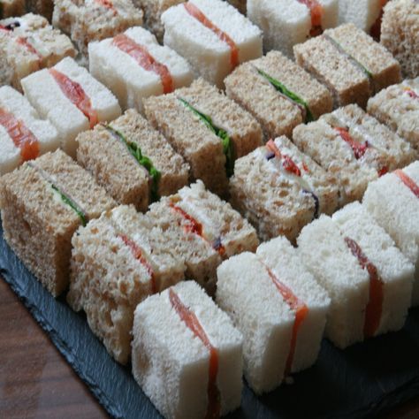 Recept Sandwiches, Small Sandwiches, Smoked Salmon Cream Cheese, Salmon Cream Cheese, Different Types Of Bread, Party Sandwiches, Mini Sandwiches, Finger Sandwiches, Shower Food