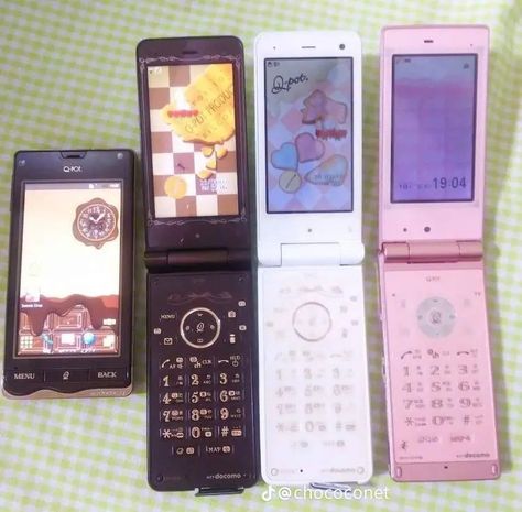 Japanese Cell Phones, Flip Phone Aesthetic, Retro Gadgets, Retro Phone, Flip Phone, Flip Phones, Old Phone, Cool Tech, All Things Cute