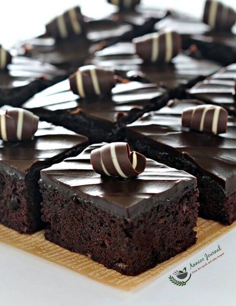 These Banana Chocolate Brownies are so perfect with the ganache frosting, the sweetness is just right and they are soft, moist and delicious. Banana Desserts, Banana Brownies, Ganache Frosting, Banana Dessert, Num Num, Banana Chocolate, Delicious Cake Recipes, Brownie Cake, Brownie Bar