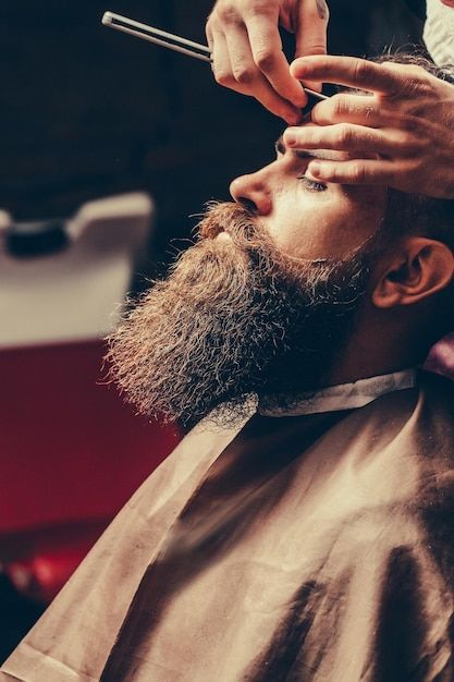 Bearded man with long beard getting hair... | Premium Photo #Freepik #photo #shave #barber-man #barber #barber-chair Barber Photography Portraits, Barber Portrait, Barber Pictures, Barber Shop Pictures, Barber Ideas, Cut Pic, Barber Shave, Beard Barber, Barber Man