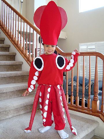 Create this cute costume out of red felt and add white felt dots for suckers.                 Submitted by: stefandoscar Diy Animal Costumes, Ocean Costume, Splatoon Costume, Blonde Toddler, Squid Costume, Under The Sea Costumes, Sea Creature Costume, Animal Costumes For Kids, Octopus Costume