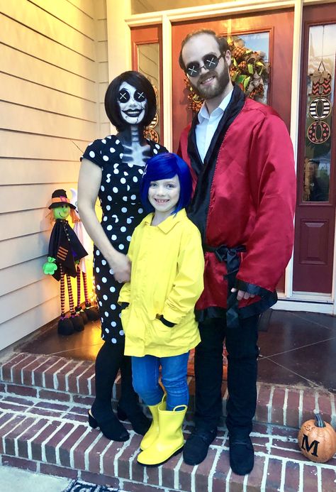 Holloween Costumes For Kids, Coraline Halloween Costume, Family Themed Halloween Costumes, Coraline Costume, Cute Couples Costumes, Kostum Halloween, Halloween Infantil, Themed Halloween Costumes, Other Mother