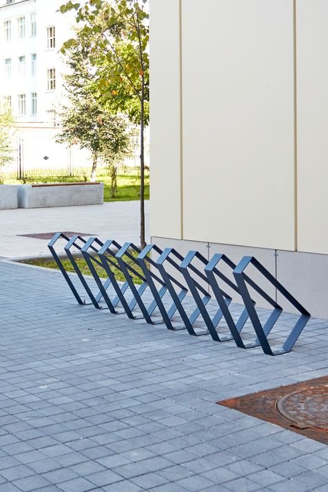 Our bike racks are made of powder-coated galvanized steel for increased durability and weather resistance. #puntodesign #urbanfurniture #outdoorfurniture #urbanbench #bikerack Bike Rack Design, Bicycle Rack Design, Bike Parking Design, Bicycle Parking Design, Bike Parking Rack, Bike Shelter, Simple Bike, Modern Bike, Support Velo