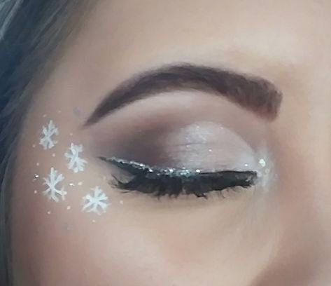 Christmas Makeup Looks Simple, Eyeliner Creative, Christmas Eyeliner, Creative Christmas Makeup, Snowflake Makeup, Makeup Looks Simple, Grinch Makeup, Reindeer Makeup, Snow Makeup