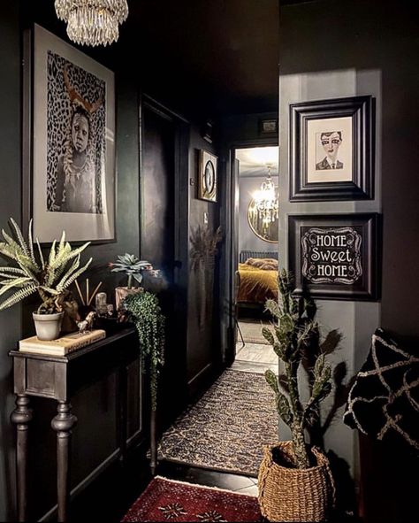 Maximalist Entryway, Dark Hallway Ideas, Eclectic Entryway, Decor For Entryway, Amazing Interiors, Eclectic Artwork, Entryway Decor Ideas, Dark Home Decor, Hallway Design