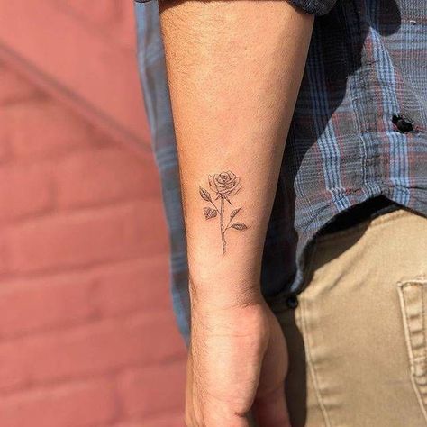 Flower Tattoos Men, Men Flower Tattoo, Single Rose Tattoos, Simple Flower Tattoo, Tatuagem Masculina Pequena, Floral Thigh Tattoos, Realism Tattoos, Rose Tattoos For Men, Rose Tattoos For Women