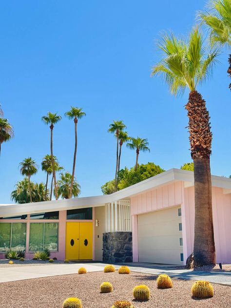 DIY Mid-Century Modern Palm Springs Tour (& Celebrity Homes in Palm Springs) - Bobo and ChiChi Palm Springs House Exterior, Palm Springs Interior Design, Palm Springs Design, Mid Century Modern Palm Springs, Palm Springs Interior, Palm Springs Homes, Mid Century Palm Springs, Palm Springs Houses, Palm Springs Mid Century Modern