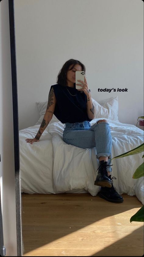 Amsterdam Party Outfit, Outfits To Watch A Play, Edgy Fits Grunge, Tattoo Women Outfit, Tomboy Work Outfit Summer, Wedding Bartender Outfit Women, Edgy Business Casual Outfits Summer, Outfit For Getting A Tattoo, Edgy Vibes Aesthetic