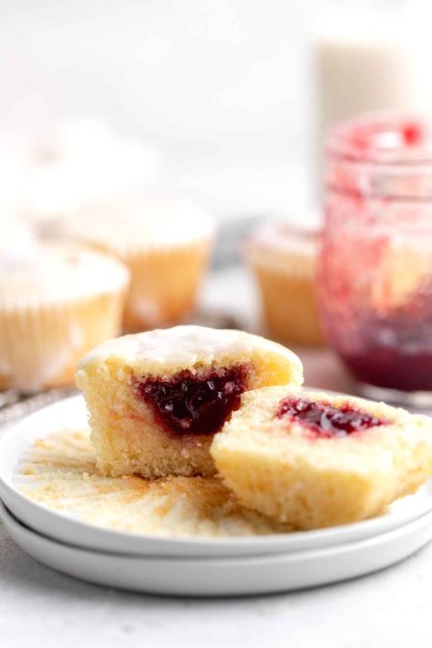 Jelly Doughnut Muffins are easy-to-make, moist, yellow cakes filled with sweet raspberry jam and dusted with powdered sugar. The perfect muffin and cupcake combo to enjoy for breakfast or dessert! Yellow Cakes, Cinnamon Sugar Recipes, Homemade Vanilla Cake, Greek Yogurt Muffins, Jam Donut, Moist Yellow Cakes, Doughnut Muffins, Easy Jam, Jelly Doughnuts