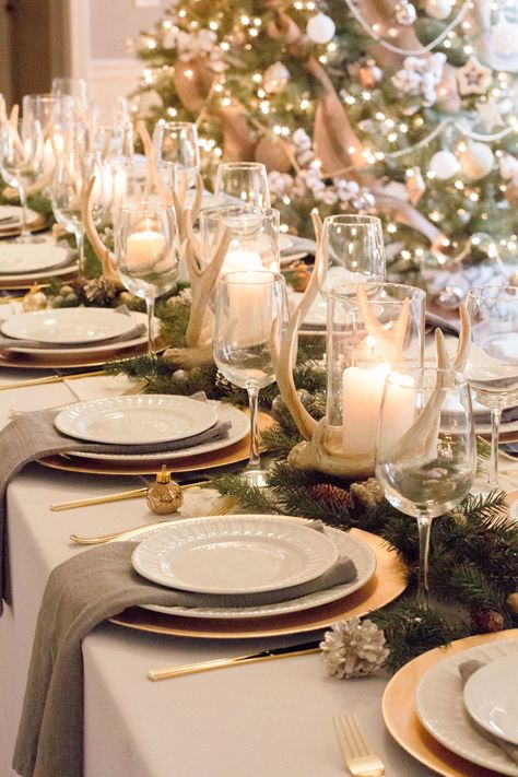 Holiday Table Inspiration, Classy Christmas Party, Christmas Dinner Table Settings, White Christmas Party, Table Settings Tips, Christmas Party Table, Holiday Tablescape, Tafel Decor, Christmas Dining Table