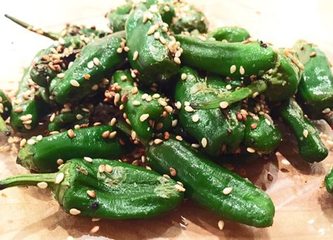 Bratpaprika / Pimientos mal anders: mit Chilisalz und Sesam. Holt euch die Sonne Spaniens auf den Teller!  http://einfachstephie.de/2015/03/18/bratpaprika-pimientos-mal-anders/ Fried Peppers, Spain Holiday, Chili Salt, Green Beans, Holiday Home, Diner, Tapas, Chili, Low Carb