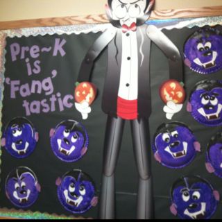 Halloween Bulletin Board Idea My students created vampires using paper plates. Vampire Bulletin Board, Halloween Display Boards Nursery, Scary Bulletin Boards, Spooky Halloween Bulletin Boards, Monster Theme Bulletin Board Ideas, Halloween Doors, Home Daycare Ideas, October Bulletin Boards, Door Bulletin Boards