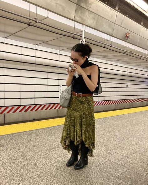 Fashion Student Aesthetic, Nyc Fashion Student, Student Aesthetic, Fashion Student, Nyc Fashion, Student Fashion, Lace Skirt, Sequin Skirt, Lace