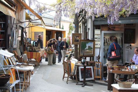 Paris: The Marché aux Puces de Saint-Ouen is a place of pilgrimage for vintage enthusiasts around the world. The place holds over 3000 traders and is sure to double your baggage with French linen, wine crates and designer fashion. Flea Market Design, My French Country Home, Paris Flea Markets, Paris Shopping, I Love Paris, Visit Paris, Antique Market, City Limits, French Country House