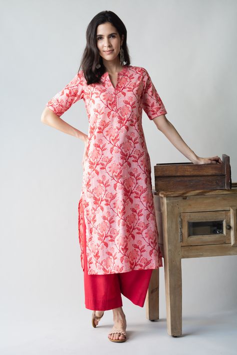 Indian College Outfits, Kurta Neckline, Straight Kurti Designs, Desi Casual, Fashion Show Dresses, Trendy Outfits Indian, Straight Kurti, Outfits Indian, Dress Models