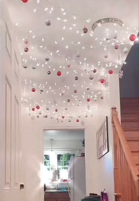 Christmas Ceiling Decorations, New Year Home Decor, Ideas Decoracion Navidad, Christmas Hallway, Christmas Decorations Apartment, Diy Christmas Lights, Christmas Tree Decorations Diy, Christmas Decor Inspiration, Fun Christmas Decorations