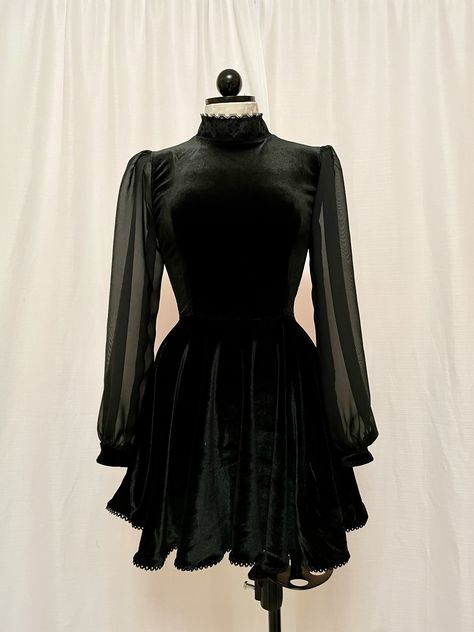 Vintage inspired velvet dress with chiffon sleeves. Dress With Chiffon Sleeves, Halloween Mode, Goth Outfit Ideas, Fair Outfits, Chiffon Sleeves, Vintage Black Dress, Goth Dress, Vintage Mode, Alt Fashion