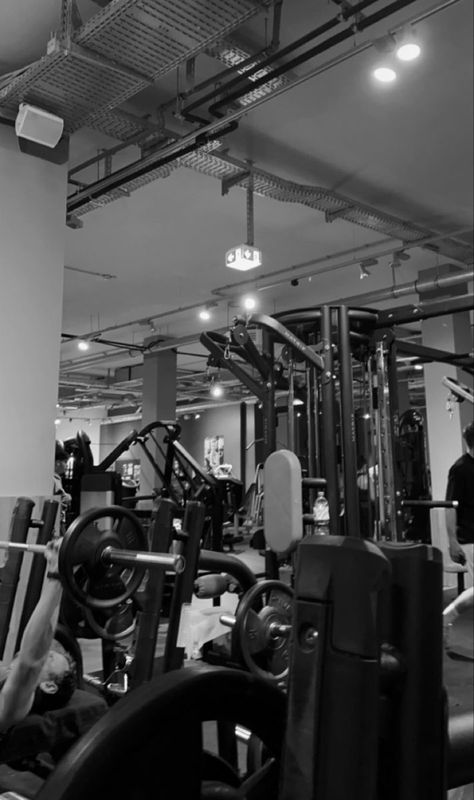 Gym Snapgram, Fake Pic, Gym Photo, Party Night Club Aesthetic, Night Club Aesthetic, Gym Mirrors, Gym Room At Home, Fitness Aesthetic, Gym Pictures