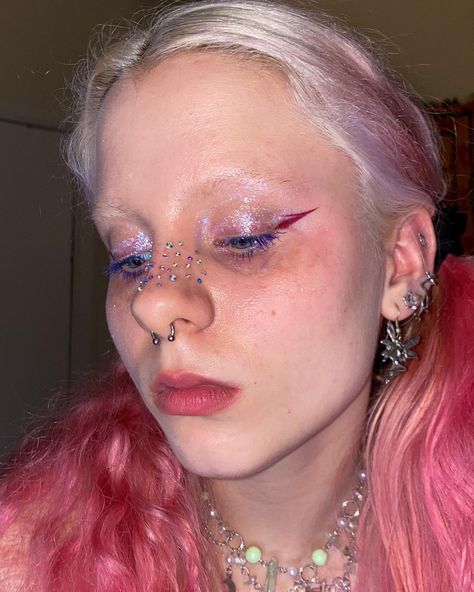 Makeup With Gemstones, Manic Pixie Dream, Makeup Layout, Manic Pixie, Funky Makeup, Euphoria Makeup, Manic Pixie Dream Girl, Tumblr Hair, Creative Eye Makeup