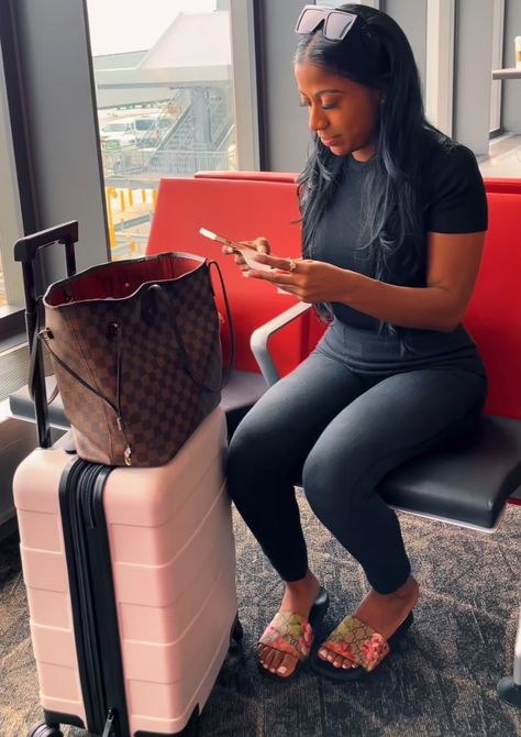 Airport Suitcase Aesthetic, Airport Black Women, Airport Aesthetic Black Women, Air Port Outfit Ideas, Airport Outfit Women, Airport Aesthetic Outfit, Baddie Airport Outfits, Travel Black Women, Short Evening Dresses Classy