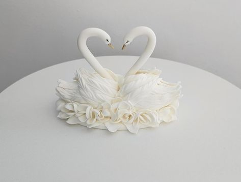 Swan Cake Topper, Swan Cake, Swan Wedding, Cake Topper Wedding, Topper Wedding, Sugar Paste, Swans, Wedding Cake Toppers, Wedding Inspo