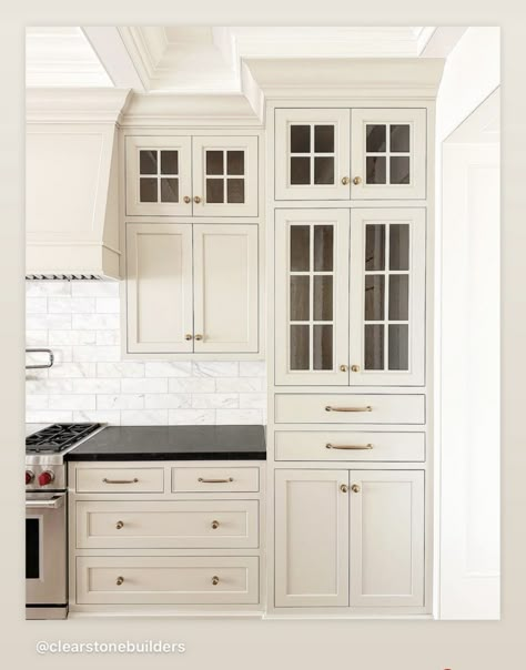 White And Greige Kitchen, Glass Upper Cabinets Kitchen, High Ceiling Kitchen Cabinets, Cupboard Styles, Creamy Kitchen, Ceiling Kitchen Cabinets, High Ceiling Kitchen, Kitchen Refresh Ideas, Leaded Glass Cabinets