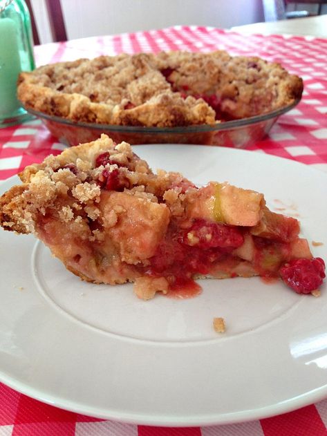 Rhubarb Apple Pie, Apple Rhubarb Pie, Raspberry Rhubarb Pie, Rhubarb Recipes Pie, Raspberry Rhubarb, Rhubarb Pie, Pie Crumble, Berry Pie, Rhubarb Recipes