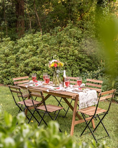 Barbecue Table Setting, Table Decor With Flowers, Backyard Barbecue Ideas, Entertaining Backyard, Outdoor Table Setting, Barbecue Table, Barbecue Ideas, Tablescapes Summer, Place Markers