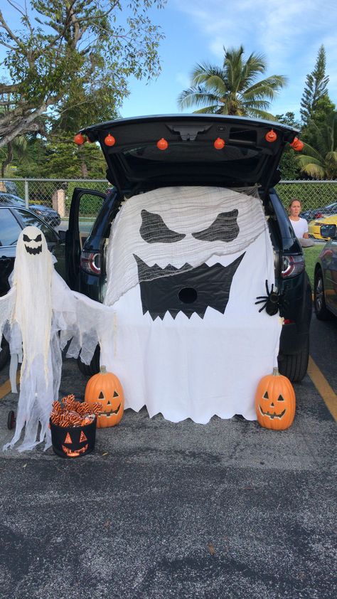 Halloween Trunk Or Treat Ideas, Halloween Trunk Or Treat, Halloween Car Decorations, Trunker Treat Ideas, Trunk Or Treat Ideas, Halloween Camping, Hallowen Ideas, Halloween Parade, Modern Cars