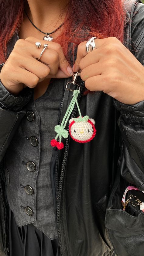 crochet hello kitty cherry keychain Crochet Keychain For Car Keys, Cool Crochet Keychains, Knitting Hello Kitty, Crochet Sanrio Keychain, Crochet Hello Kitty Keychain, Hello Kitty Crochet Keychain, Hello Kitty Keychain Crochet, Couple Crochet Keychain, Hello Kitty Crochet Bag