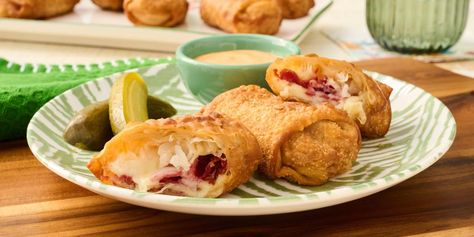 Reuben Egg Rolls, Classic Sandwich, Egg Roll Recipes, Snacks To Make, Beef Casserole, Corned Beef, Egg Rolls, Rolls Recipe, Pioneer Woman