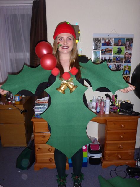 Holly leaves Diy Christmas Fancy Dress, Funny Christmas Costumes Hilarious, Christmas Theme Costumes, Christmas Diy Costumes, Mistletoe Costume, Holiday Costume Ideas, Diy Christmas Costumes, Christmas Costumes Diy, Funny Christmas Costumes