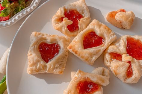 Puff pastries with strawberry jam Jam Pastries, Vampire Cafe, Pink Vampire, Desert Drinks, Puff Pastries, Puff Pastry Desserts, Countryside Cottage, Roasted Strawberries, Puff Recipe