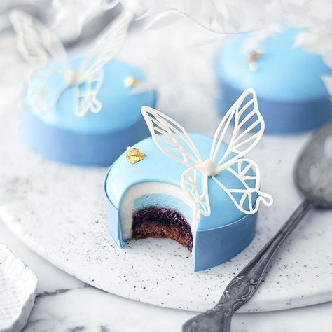 Blue Butterfly Pea Flower, Chocolate Butterflies, Chocolate Hazelnut Cake, Blue Spirulina, Spirulina Powder, Blue Desserts, Hazelnut Cake, Dessert Plating, Butterfly Pea Flower