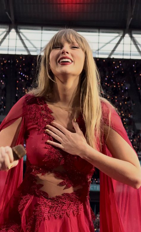 Cute Taylor Pics, Begin Again Taylor Swift, Photos Of Taylor Swift, Mad Women, Taylor Swift Cute, Estilo Taylor Swift, Taylor Swift Posters, Swift Photo, Taylor Swift Videos