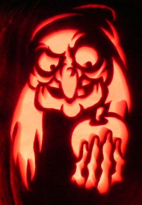 Here's zombiepumpkins.com's Snow White Hag on a real pumpkin. Pumpkin Carving Disney, Snow White Pumpkin, Real Snow White, Halloween Pumpkins Carvings Designs, Pumpkin Carving Stencils Templates, Halloween Pumpkin Stencils, Disney Pumpkin Carving, Halloween Pumpkin Carving Stencils, Pumpkin Stencils