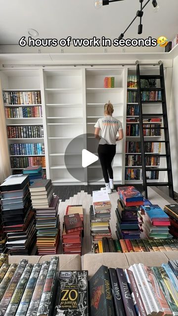 Doreensplace on Instagram: "It would be amazing if it was actually this quick. 
#bookorganization" Cool Ways To Store Books, Record Album Storage Ideas, Bookshelves Organization Ideas, Bookshelf Organization Aesthetic, Billy Library, Bookshelves Organizing, Small Library Room Ideas, Hallway Bookshelves, Bookcase Aesthetic