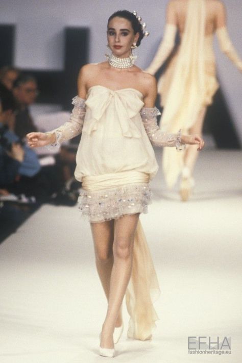 White Bow Dress, Art Outfit, Runway Outfits, Model Looks, Chanel Designer, Chanel Spring, Claudia Schiffer, Event Outfit, Bow Dress