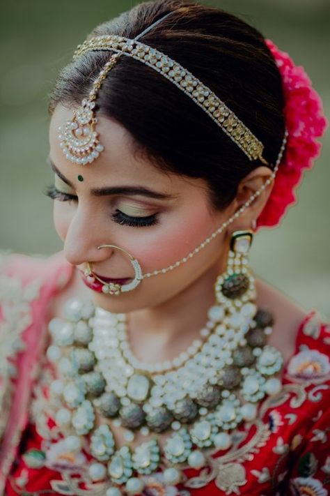 Hairband Maang Tikkas That We Are Loving Off Late! Hairband Maang Tikka, Brides Jewellery, Bridal Hairband, Tikka Designs, Loose Powder Makeup, Tutorial Eyeliner, Tikka Jewelry, Mang Tikka, Rajputi Jewellery