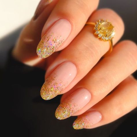 Fall Nails Designs and Ideas to Try This Season ★ Ombre Gold Nails, Ombre Fall Nails, Golden Nails Designs, Ombre Nails Ideas, Golden Ombre, Glitter Ombre Nails, Golden Nails, Pointy Nails, Ombre Nails Glitter