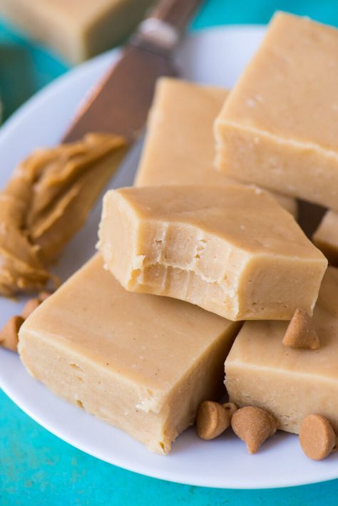 Microwave peanut butter fudge is an easy no bake Christmas dessert that everyone loves! It takes 10 minutes to prep with only 5 ingredients. This fudge is creamy, smooth and fool proof! #peanutbutterfudge #fudge #microwavefudge #christmasfudge Apple Fudge, Forest Cookies, Gluten Free Christmas Treats, Microwave Peanut Butter Fudge, Marshmallow Fudge Recipe, Marshmallow Fudge, Bake Christmas, Peanut Butter Fudge Recipe, Microwave Fudge