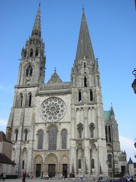 Estilo Gótico - Arquitetura medieval Goth Architecture, Chartres Cathedral, Architecture Classic, Modern Gothic, Gothic Cathedrals, Cathedral Architecture, Gothic Cathedral, Religious Architecture, Cathedral Church