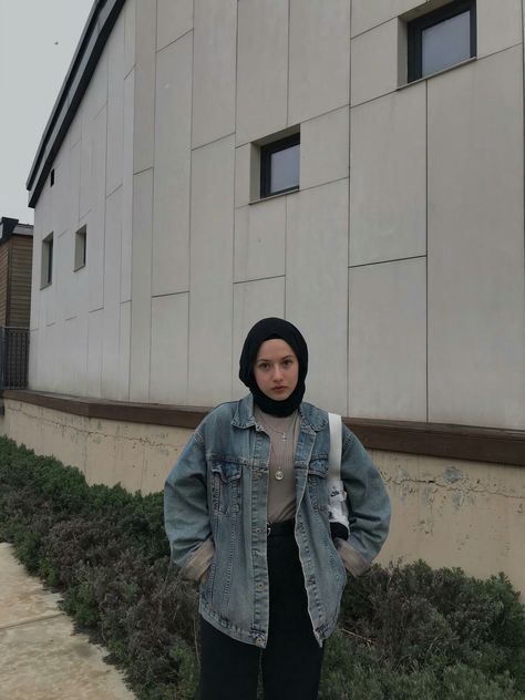 Black Denim Jacket Outfit, Oversized Denim Jacket Outfit, Modest Winter Outfits, Outfits Muslim, Simple Style Outfits, Jacket Outfit Women, Street Hijab Fashion, Jean Jacket Outfits, Denim Jacket Outfit