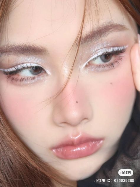 Korean White Makeup, Asian Makeup On White Girl, White Eyeliner Asian, Soft Angelic Makeup, White Douyin Makeup, White Lashes Make Up, White Douyin Nails, Etheral Make Up, Douyin Makeup Eye