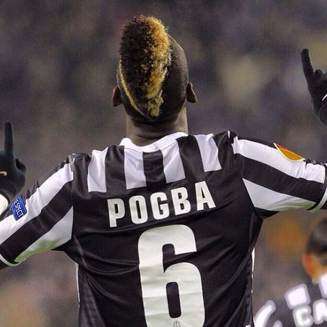 Paul Pogba - French International Midfielder. #footballislife Paul Pogba Haircut, Pogba Pfp, Pogba Wallpapers, Pogba Juventus, Pogba Juve, Paul Pogba Juventus, Paul Pogba Manchester United, Juventus Wallpapers, Soccer Photography