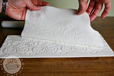 Fondant Lace Tutorial Fondant Lace, Lace Tutorial, Fondant Tips, Fondant Techniques, Sugar Lace, Edible Lace, Baking Tutorial, Fondant Tutorial, Cake Walk