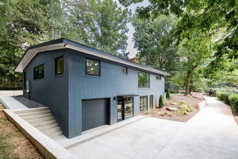 Gallery of Ocotea House Renovation / in situ studio - 16 Modern House Colors, Modern Brick House, Painted Brick Exteriors, Mid Century Modern Exterior, Blue Exterior, Brick Ranch, Midcentury Home, Big Chill, Exterior Makeover